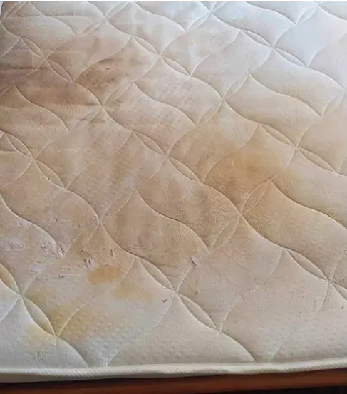 Matelas taché avant nettoyage professionnel