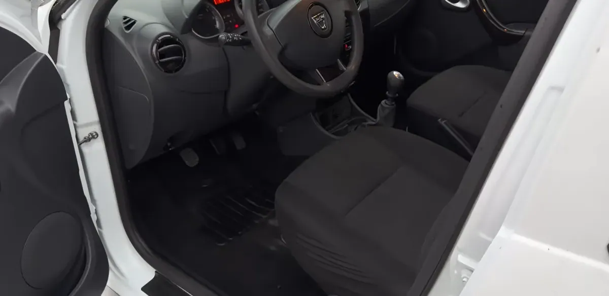 Intérieur de voiture après nettoyage complet