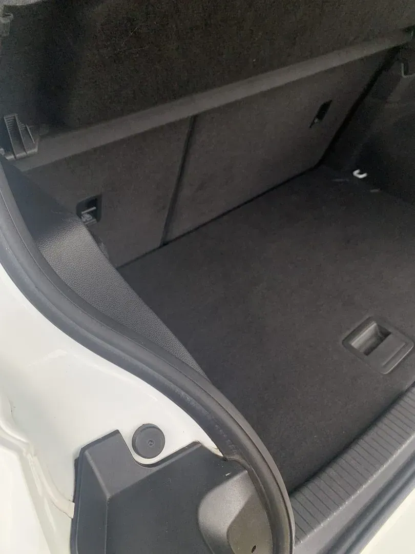 Coffre de voiture, vue latérale, après nettoyage à domicile : nettoyage en profondeur
