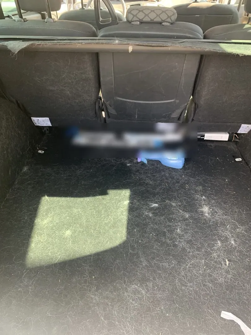 Coffre de voiture, avant nettoyage à domicile