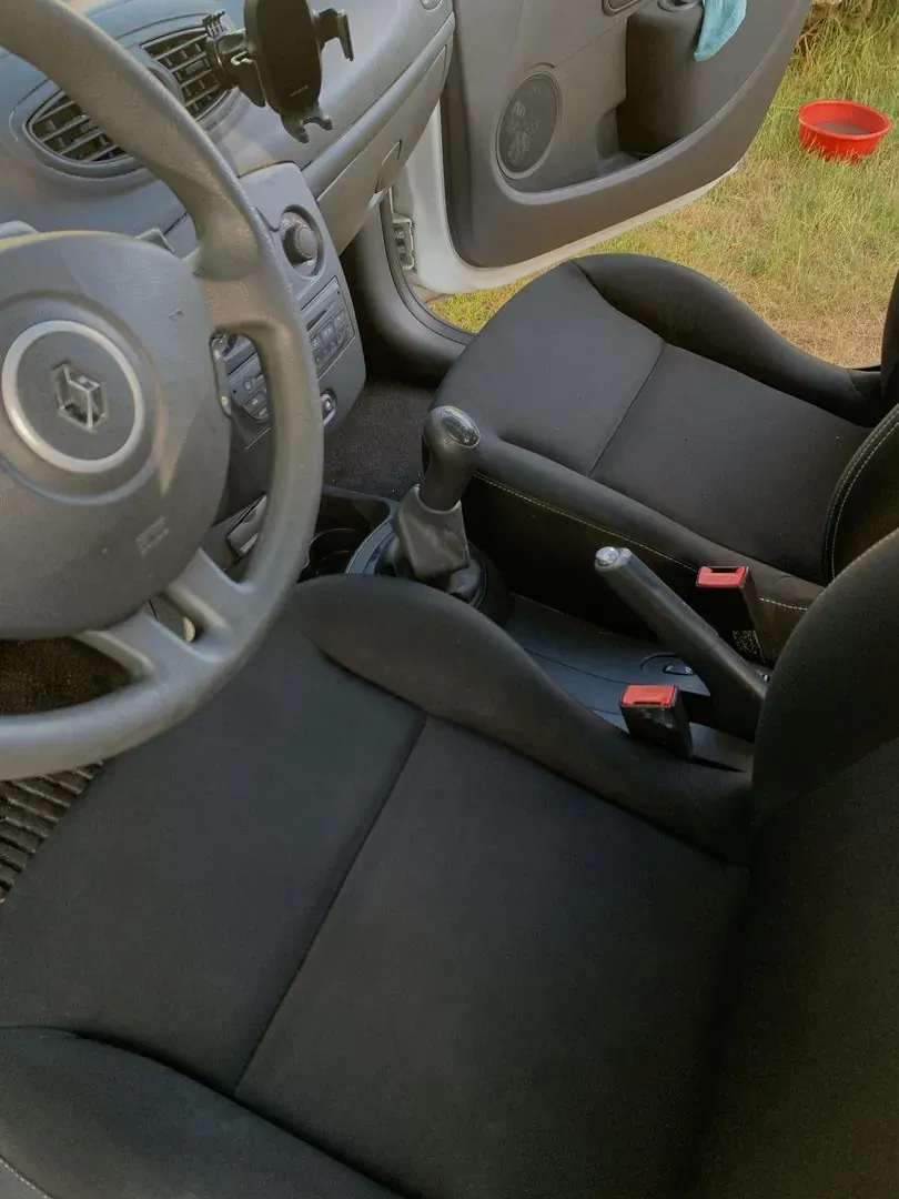 Sièges avant en tissu et poste de conduite après un nettoyage intérieur