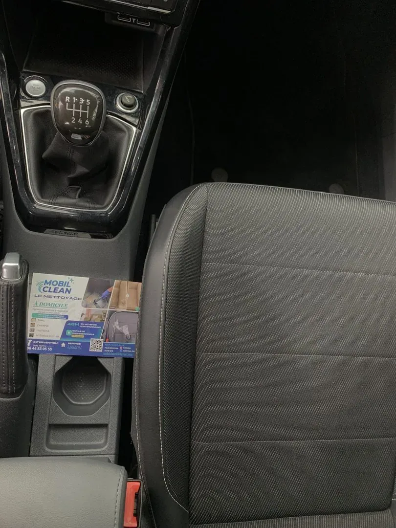 Siège passager et console, après nettoyage à domicile : détachage des tissus