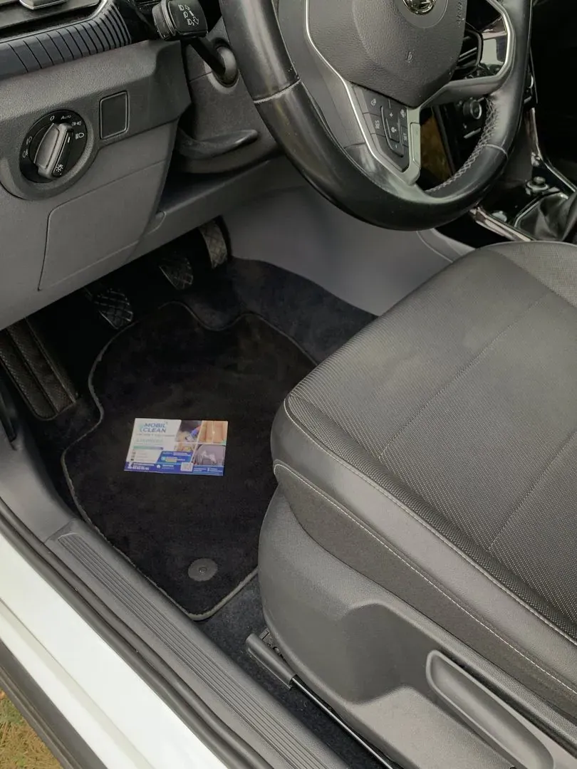 Tapis et plancher côté conducteur, après nettoyage à domicile : décrassage complet