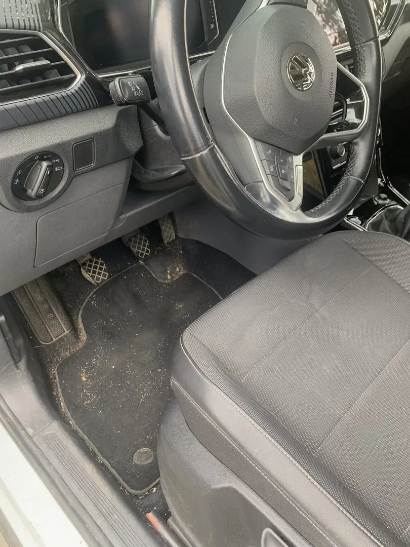 Tapis et plancher côté conducteur, avant nettoyage à domicile
